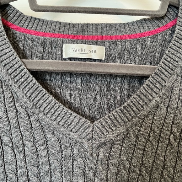Grey Van Heusen sweater - Picture 2 of 3